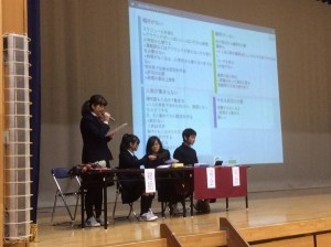 スクリーンに投影された議論をまとめる