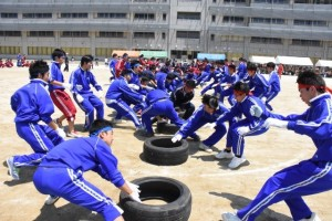 高校生男子の新種目「タイヤ取り」、騎馬戦より安全(?)です