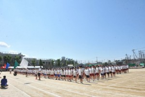 開会式の整列風景、静粛な雰囲気です