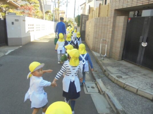 年中、神社までお散歩、年少の園庭の遊び