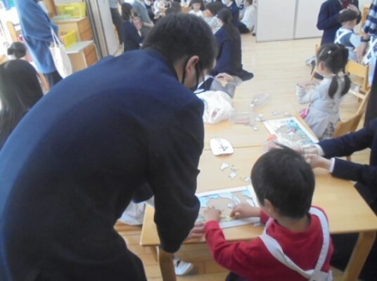 中学生家庭科交流（年中）、午後の園庭遊び