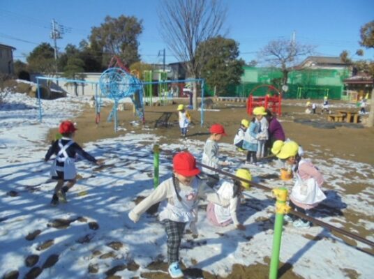 残った雪で遊びました。年長・ひので劇場の練習