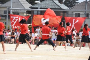 赤組応援合戦の様子、真剣に創作ダンスを披露