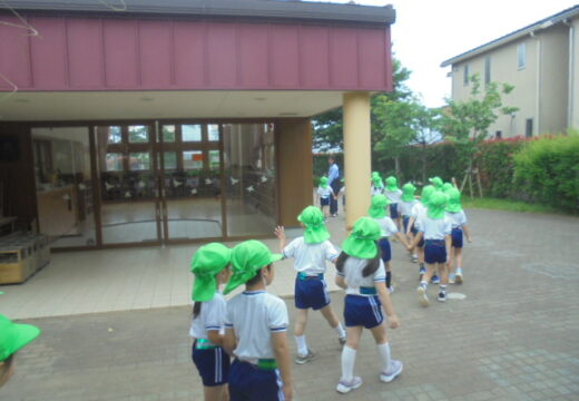 小学校へ行きました（運動会予行）