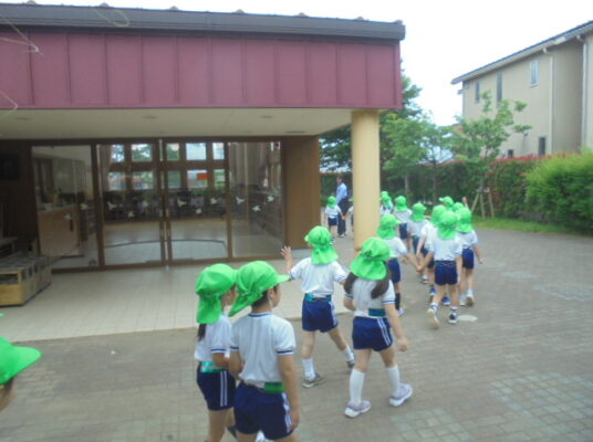 小学校へ行きました（運動会予行）