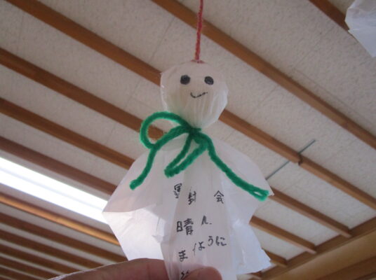 運動会に向けて気持ちを一つに～飾り作りもがんばっています～