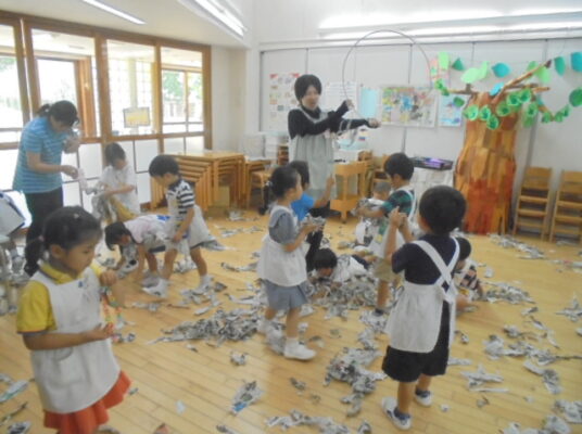 年中、中型箱積み木、もも組は新聞紙遊び