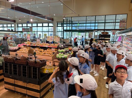 マルエツ見学へ！スーパーマーケットの工夫を調べよう（３年　社会科見学）