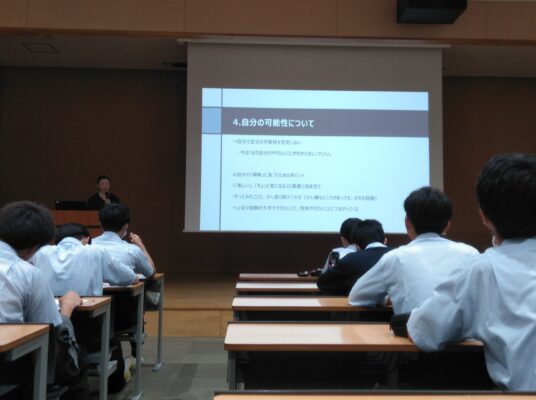卒業生を囲む会（中3）を実施しました。