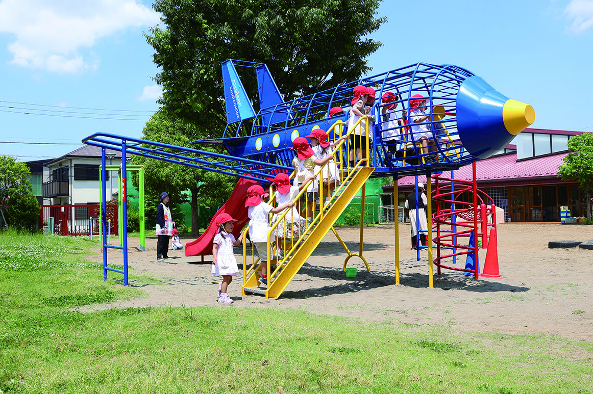 新設した幼稚園飛行機型遊具