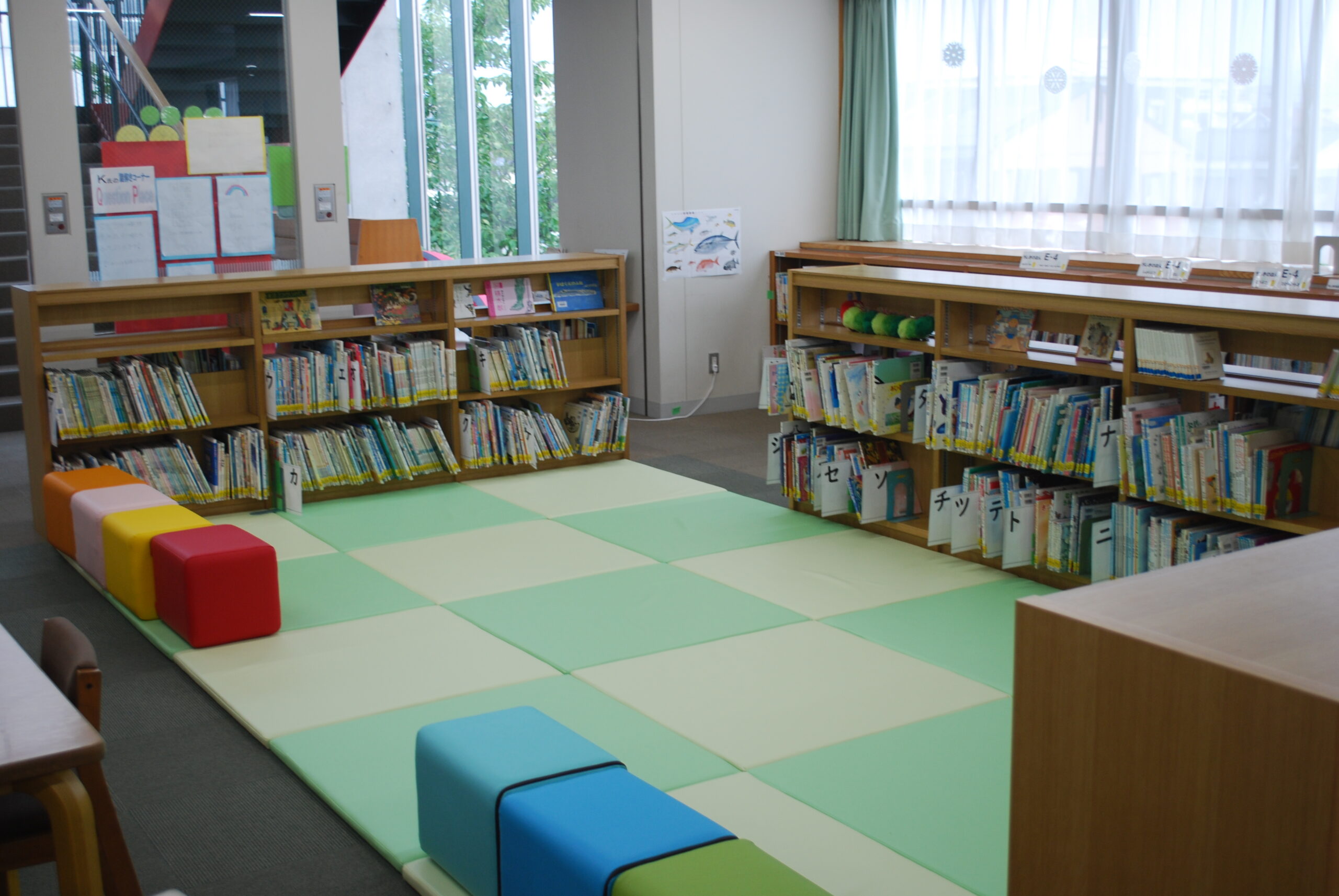新設した小学校図書館読み聞かせスペース