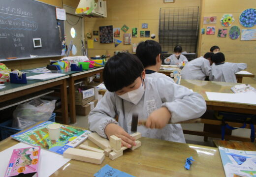 トントン　どんどん　くぎうって　（3年生　図工）