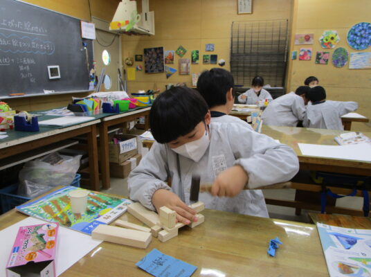 トントン　どんどん　くぎうって　（3年生　図工）