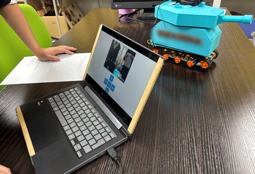 移動式アクリルスタンド（Raspberry Piを用いたカメラ付ラジコンカー）