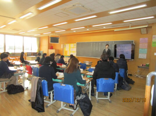 学期末懇談会が行われました。