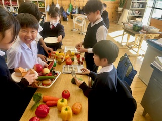 Shopping in English 英語でお買い物(2年生 英会話)