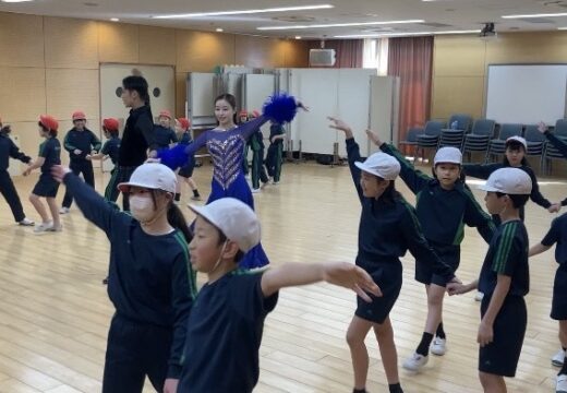 「難しそう」が「楽しい！」に…社交ダンスにチャレンジ！（３年生　体育）