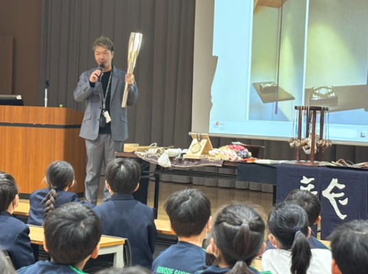 組紐特別授業～伝統と可能性を学ぶ～（４年生）
