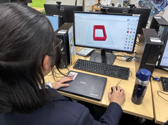 3Dプリンタを活用して学校改善（パソコン部）