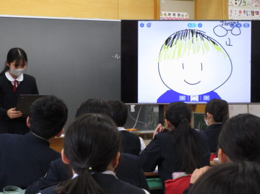 She is my mother. 家族の紹介をしました！（５年生　英語）