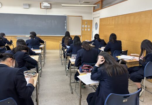 学年末試験答案返却日