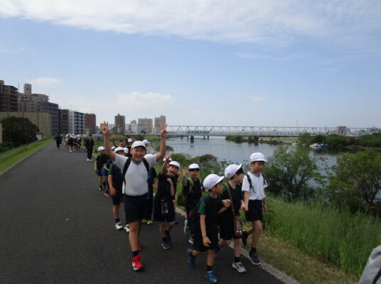 いざ、里見公園へ！（2年生6年生遠足）