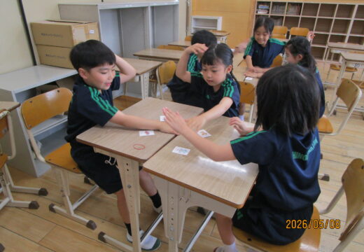 Let’s play karuta in English.