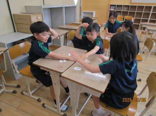 Let’s play karuta in English.