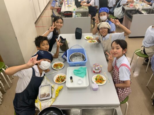 「食」を多面的に学ぶ 〜体内めぐりと野菜炒め〜（６年生 理科＆家庭科）