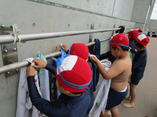 はじめての「水泳」(１年生 体育)