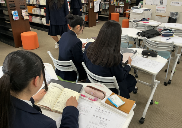 本を使って調べたことを、プリントやノートにまとめている様子。 気になる本を探しに授業中フラッと本棚へ出歩くことも。