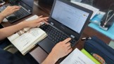 テーマについて様々な情報源から調べ、1枚のポスターにまとめる基礎スキル演習