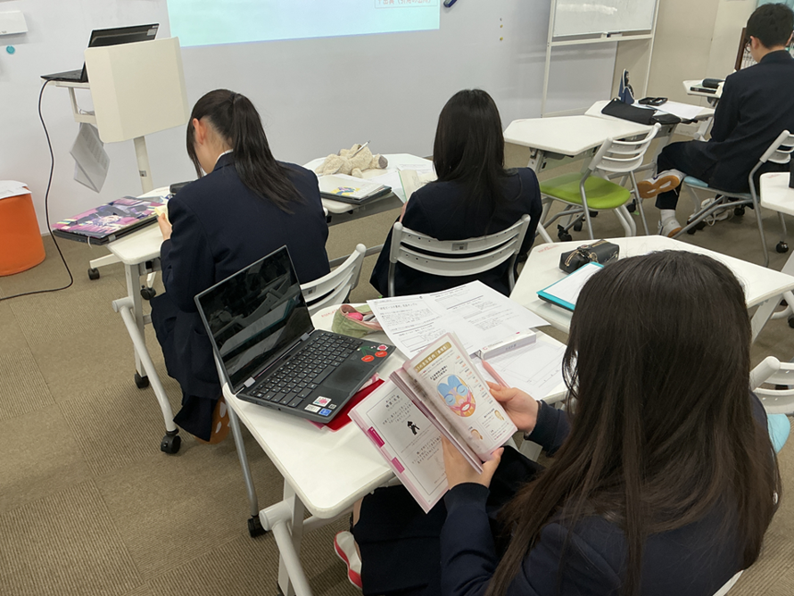 本を使って個人探究のテーマについて予備調査。