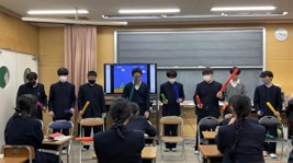 グループ演奏会「スーパーマリオブラザーズメドレー」(高校2年生)※後ろのテレビに映っているスライドも自作してくれました!