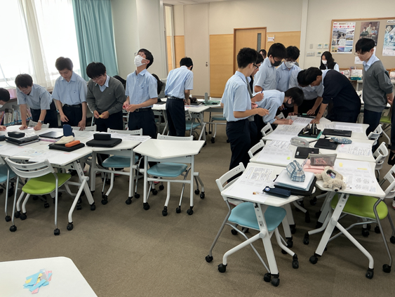 授業内の制作物をグループで評価項目に合わせて相互評価した後、 クラスで展覧会形式の発表会を実施。