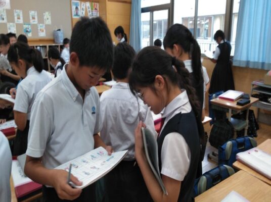 外国語の授業でインタビュー！(英語　5年生)